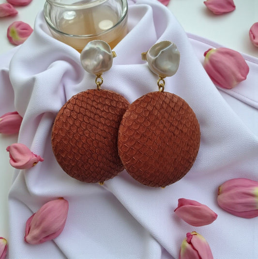 Ohrringe aus Leder mit echten Süßwasserperlen Keshi in 925 Sterling Silber vergoldet