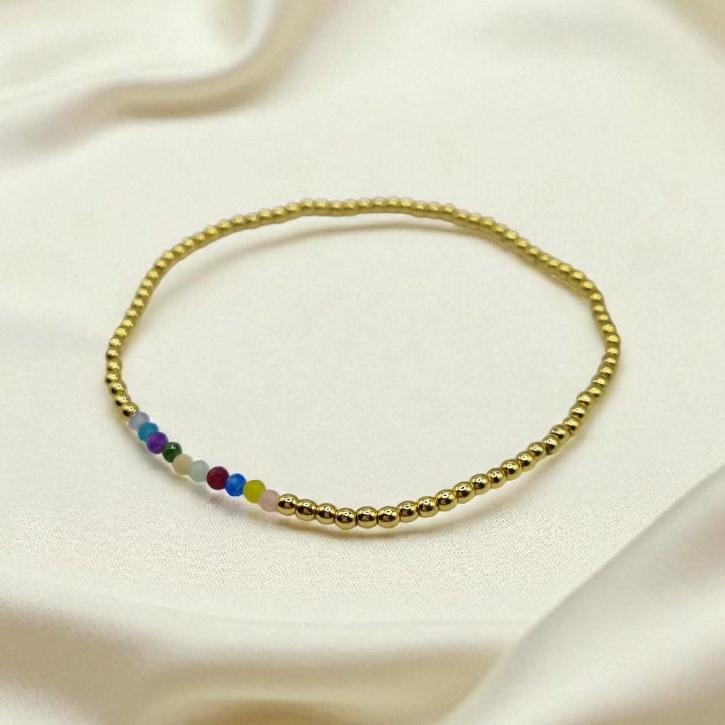 Armband aus goldenen Hämatitkugeln und bunten facettierten Zirkonia
