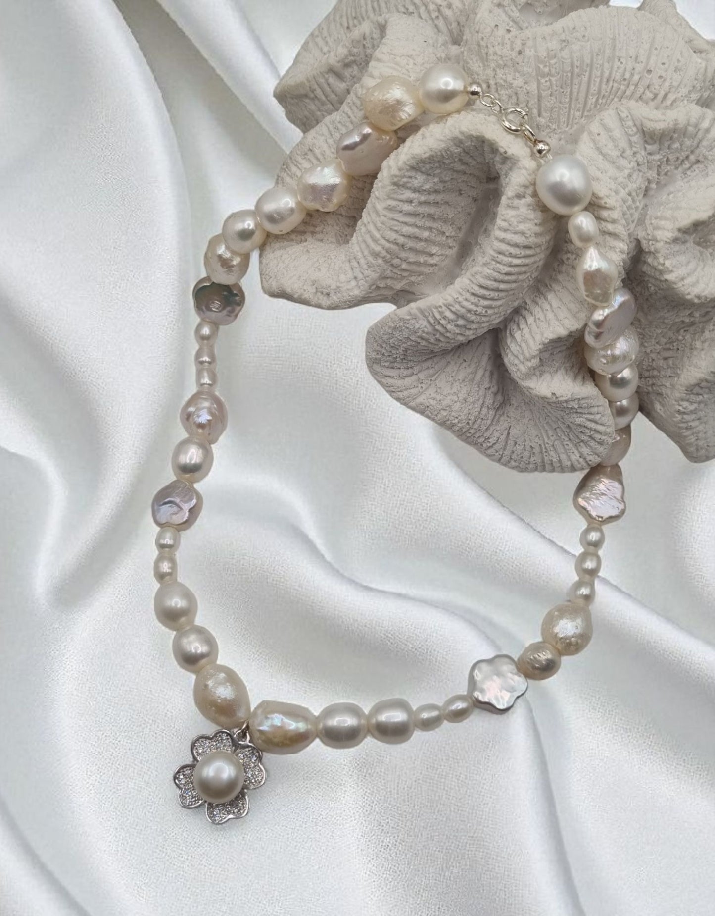 Necklace made of genuine freshwater pearls with clover leaf pendant white 40cm 925 Sterling Silver