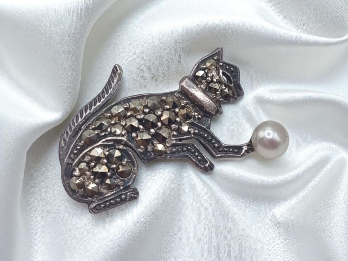 Vintage cat brooch with genuine marcasite stones and genuine freshwater pearl in 925 sterling silver