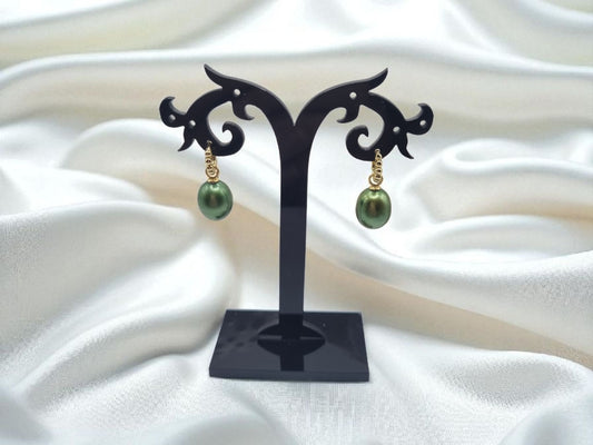 Süßwasserperlen oval Tropfen grün mit Kugel Creolen in 925 Sterling Silber vergoldet