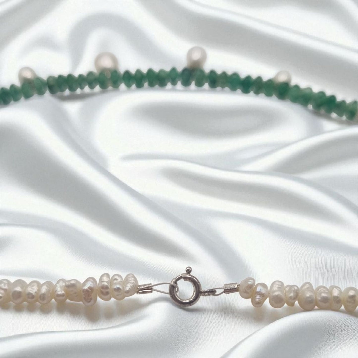 Halskette mit echtem Smaragd und echten Süßwasserperlen in 925 Sterling Silber