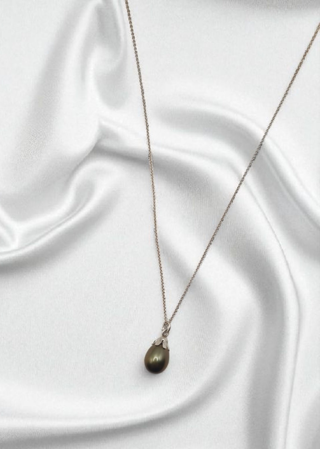Freshwater pearl pendant green dark green drops with 925 sterling silver chain