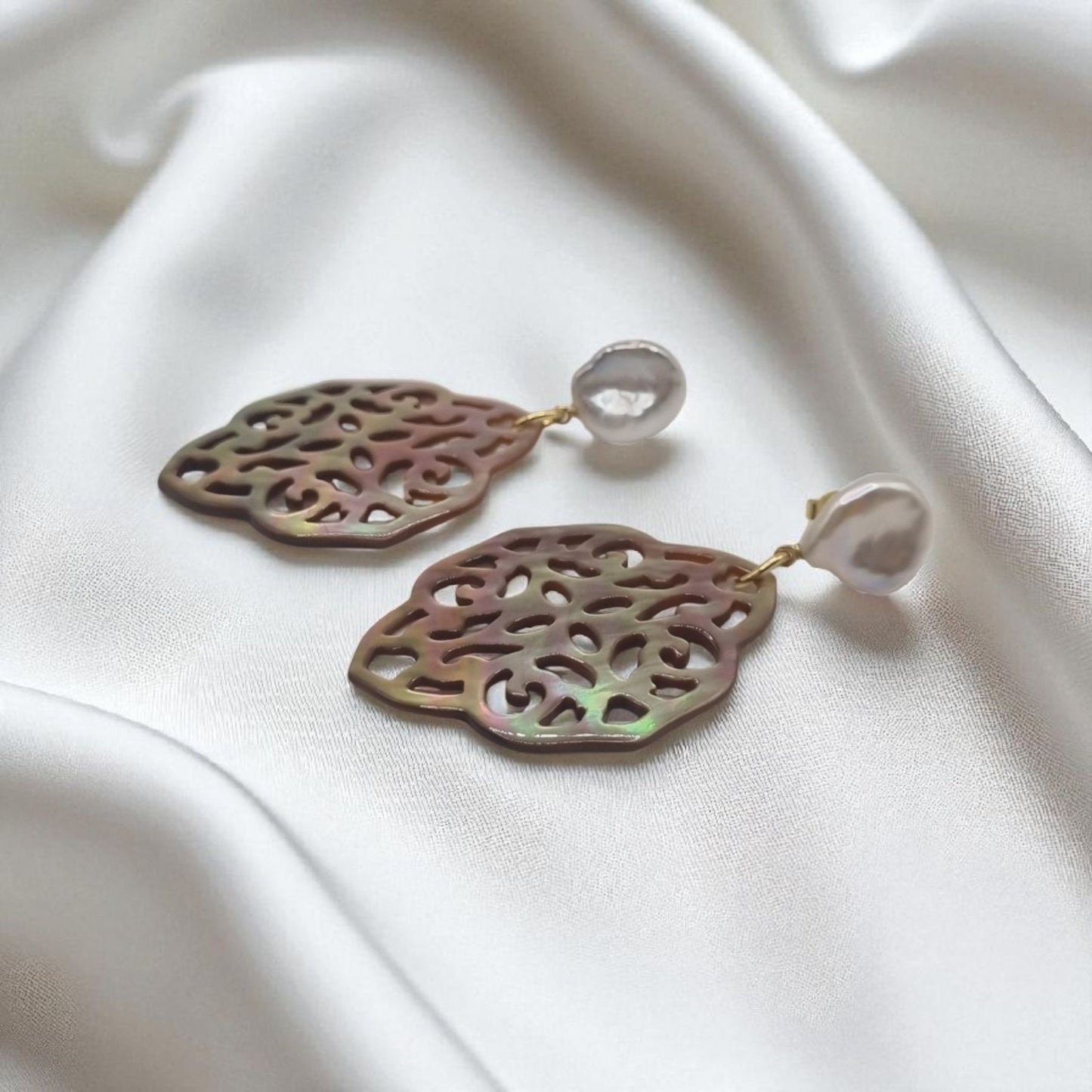 Ohrringe echte Süßwasserperlen und Perlmutt Ornament in 925 Sterling Silber vergoldet