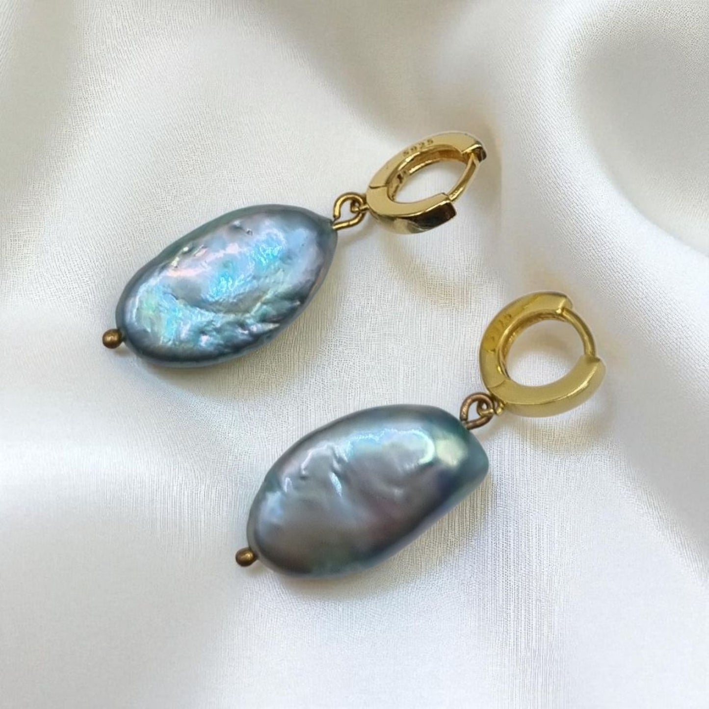 Creolen mit echten Süßwasserperlen oval in tollem Blau in 925 Sterling Silber vergoldet