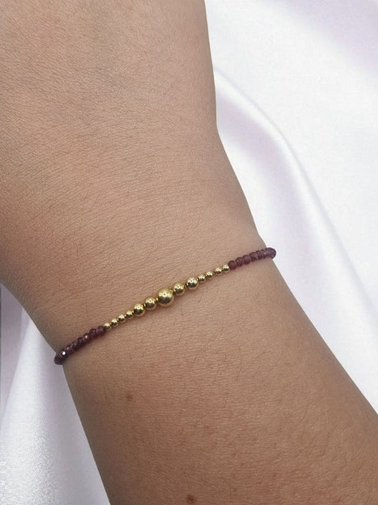 Armband aus facettierten Cubic Zirkonia Kugeln dunkelrot und 925 Sterling Silber vergoldeten Kugeln elastisch