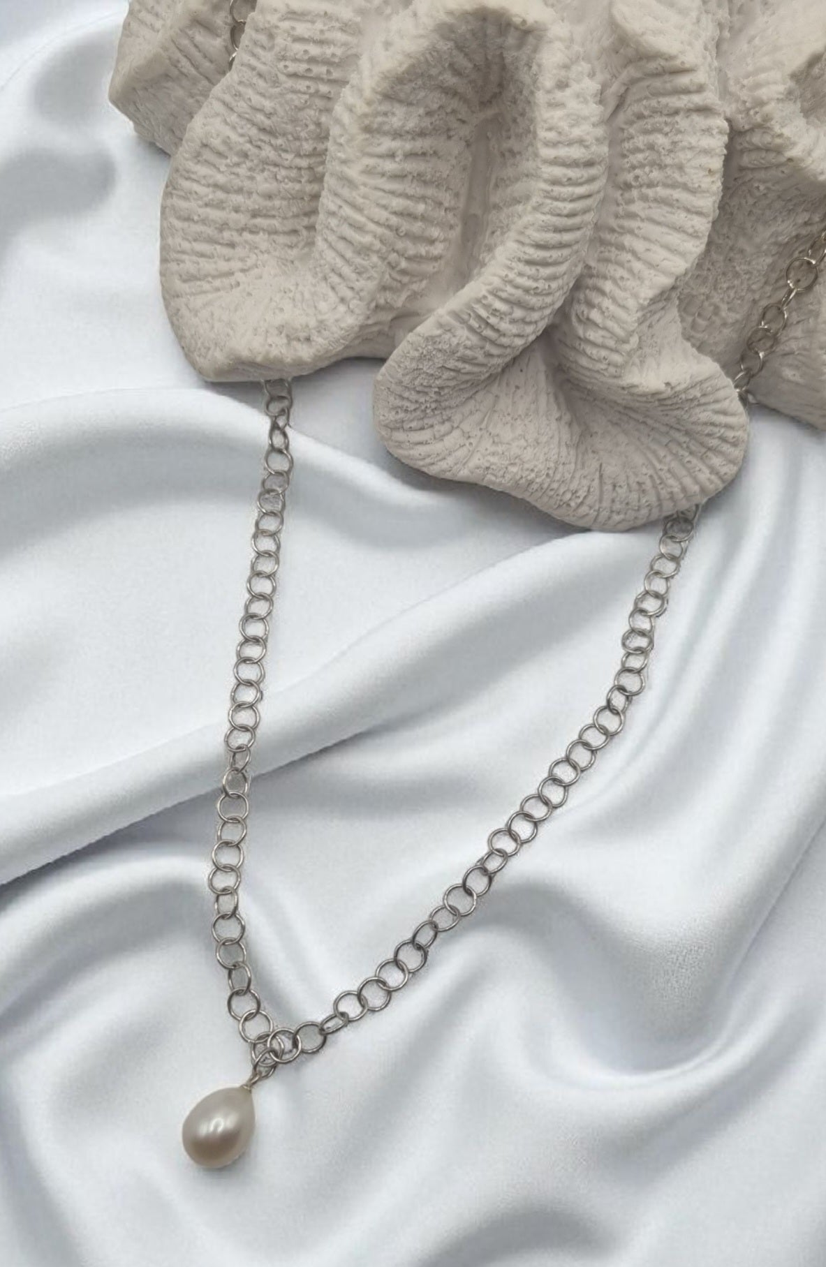 Freshwater pearl drop pendant with round chain ring chain in 925 sterling silver