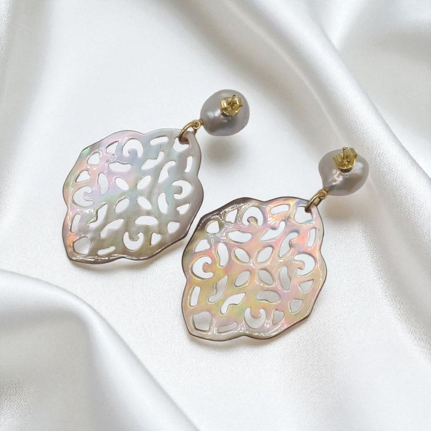 Ohrringe echte Süßwasserperlen und Perlmutt Ornament in 925 Sterling Silber vergoldet