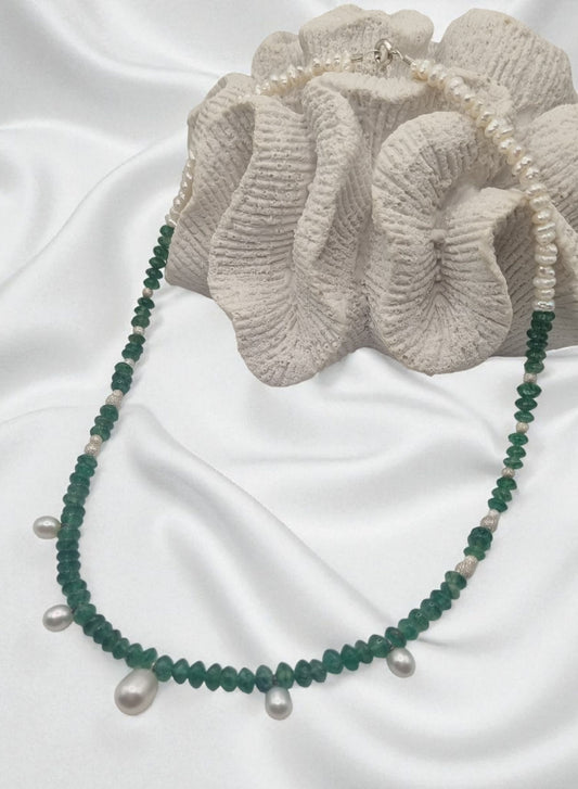 Halskette mit echtem Smaragd und echten Süßwasserperlen in 925 Sterling Silber