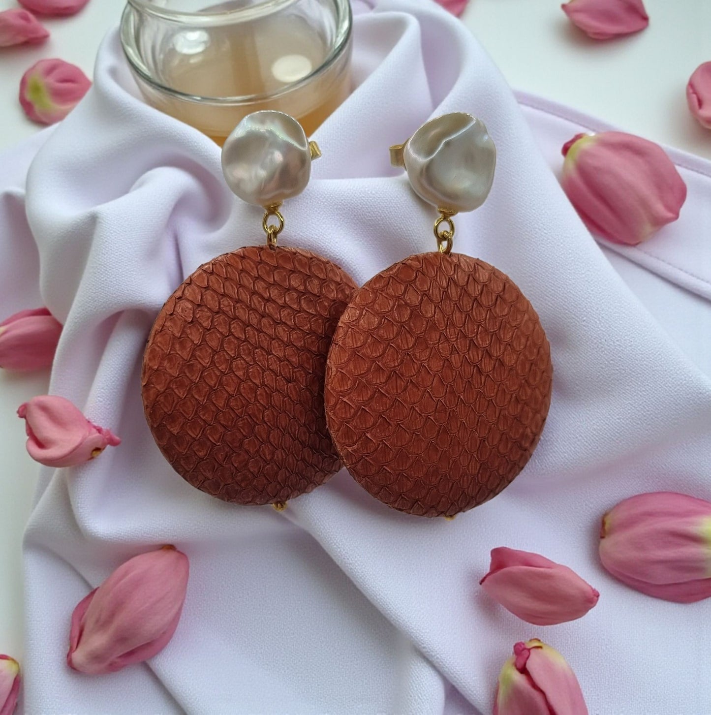 Ohrringe aus Leder mit echten Süßwasserperlen Keshi in 925 Sterling Silber vergoldet