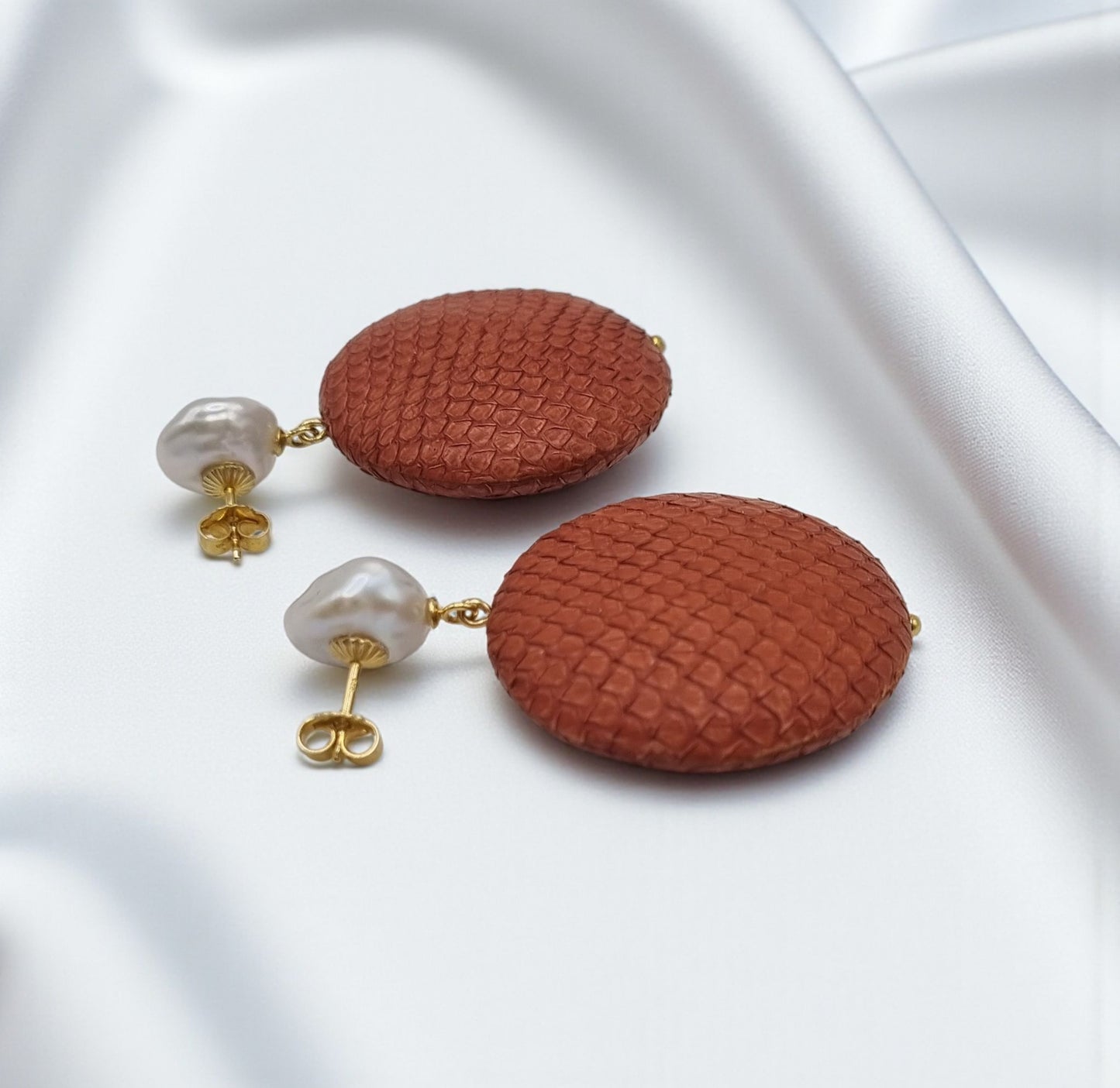 Ohrringe aus Leder mit echten Süßwasserperlen Keshi in 925 Sterling Silber vergoldet