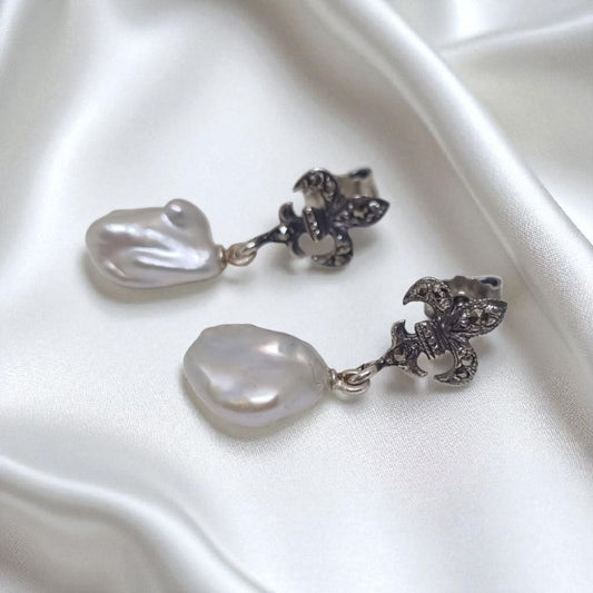 Fleur de Lis Lilien Ohrringe Ohrstecker mit Markasit und echter Süßwasserperle Keshi in 925 Sterling Silber