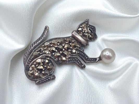 Vintage cat brooch with genuine marcasite stones and genuine freshwater pearl in 925 sterling silver