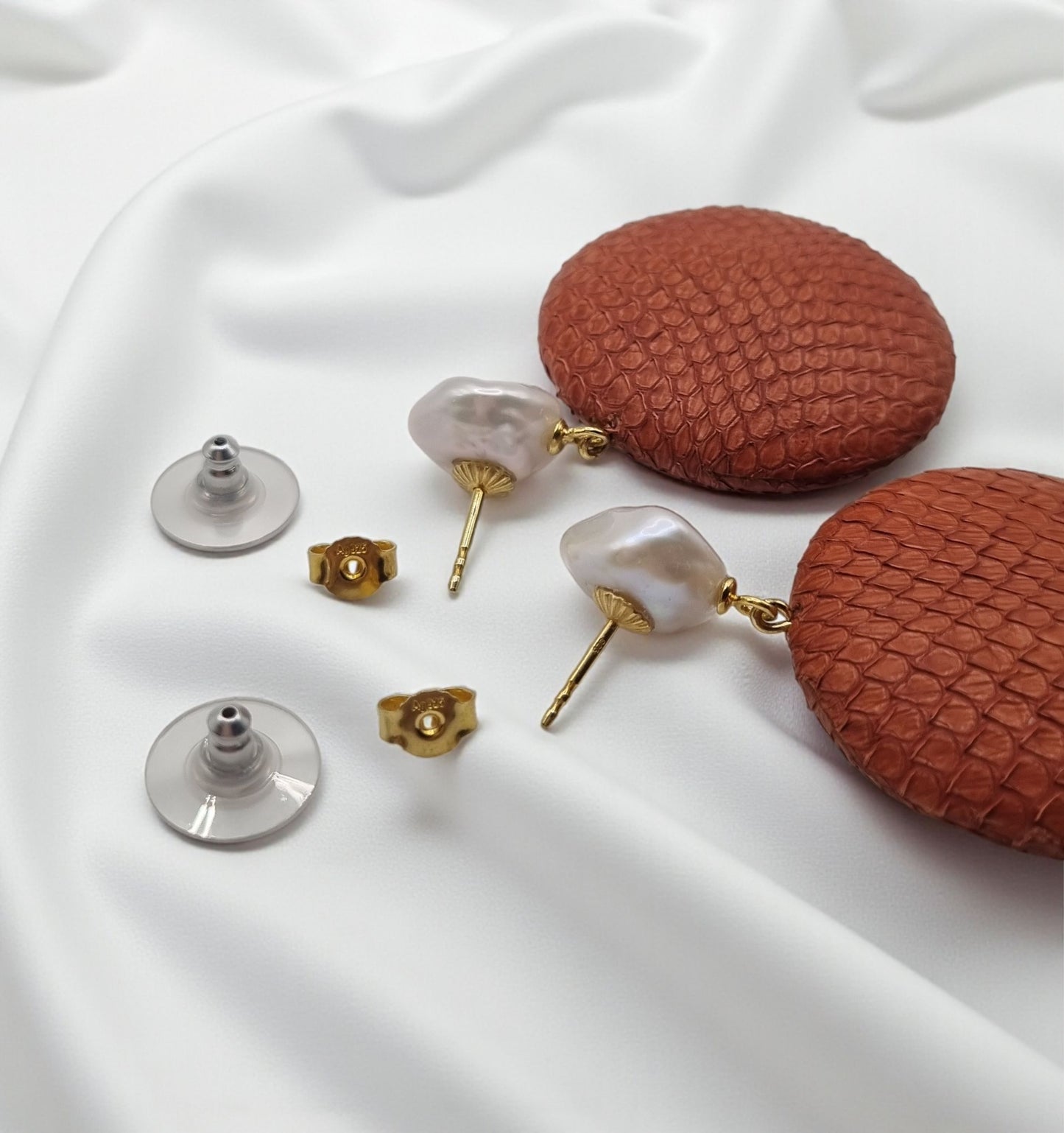 Ohrringe aus Leder mit echten Süßwasserperlen Keshi in 925 Sterling Silber vergoldet