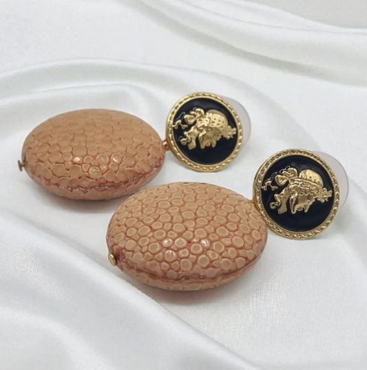 Ohrringe Ohrstecker aus echtem Rochenleder beige mit Münzen vergoldet und 925 Sterling Silber
