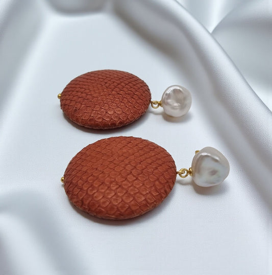 Ohrringe aus Leder mit echten Süßwasserperlen Keshi in 925 Sterling Silber vergoldet