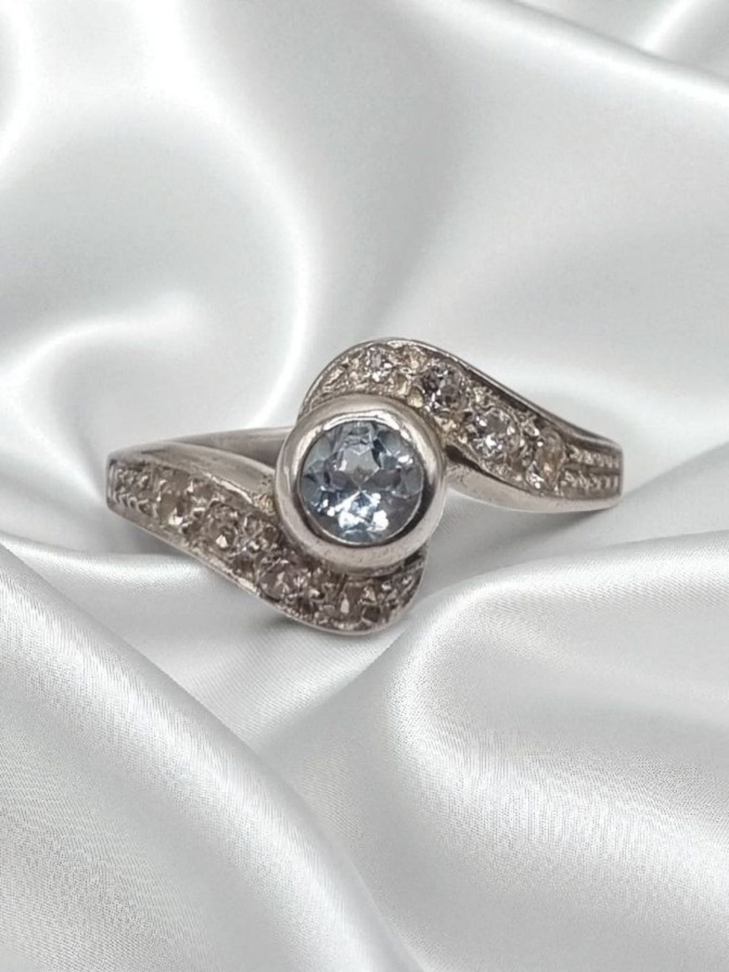 Curved ring with cubic zirconia and blue topaz in 925 Sterling silver