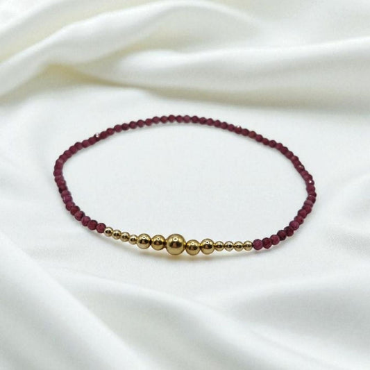 Armband aus facettierten Cubic Zirkonia Kugeln dunkelrot und 925 Sterling Silber vergoldeten Kugeln elastisch