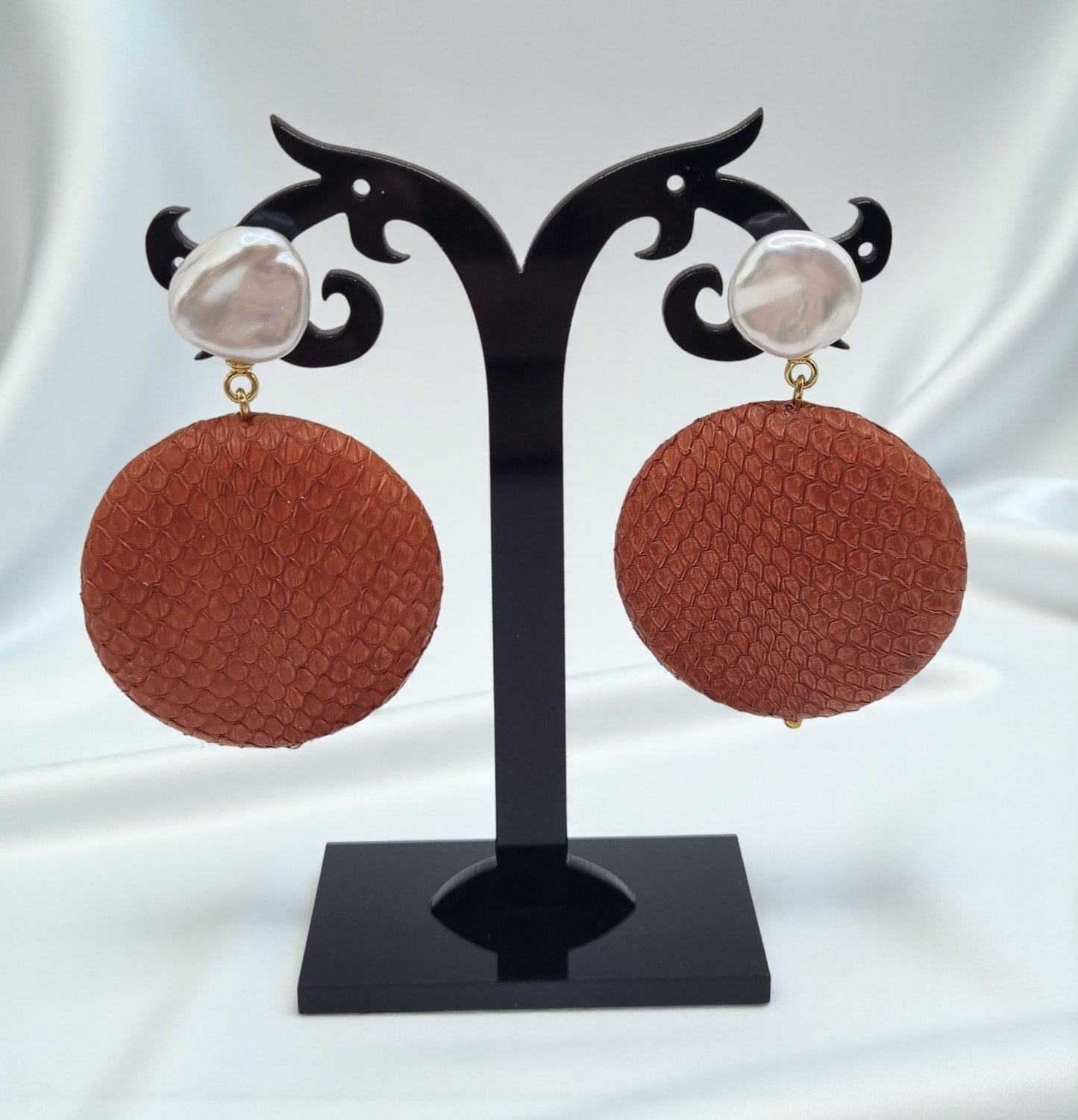 Ohrringe aus Leder mit echten Süßwasserperlen Keshi in 925 Sterling Silber vergoldet