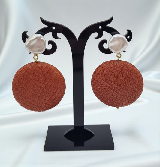 Ohrringe aus Leder mit echten Süßwasserperlen Keshi in 925 Sterling Silber vergoldet