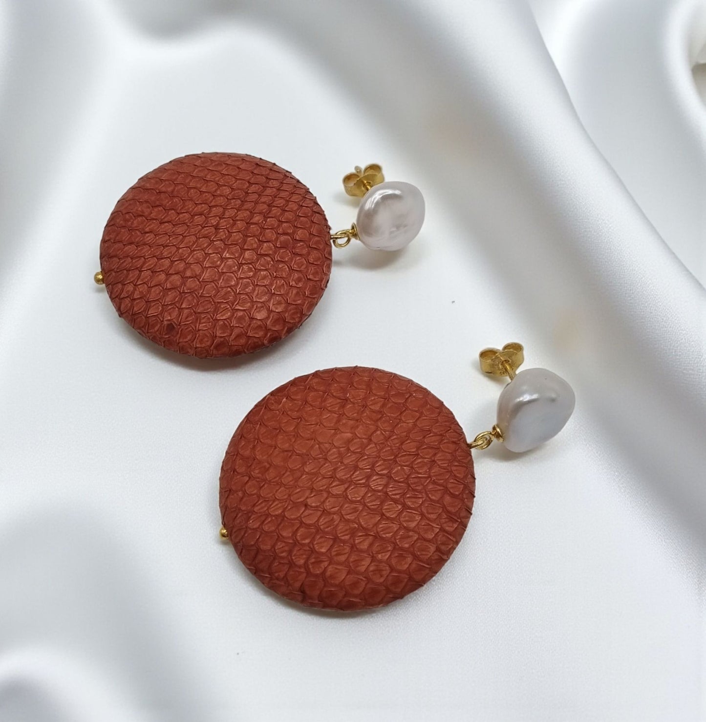 Ohrringe aus Leder mit echten Süßwasserperlen Keshi in 925 Sterling Silber vergoldet