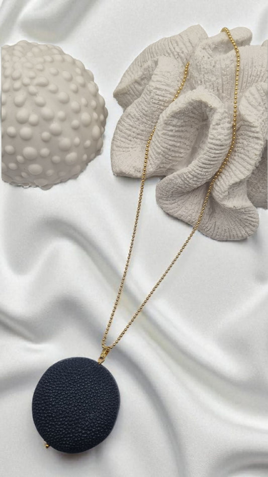 Pendant stingray leather black lens round with 925 Sterling silver gold-plated long ball chain