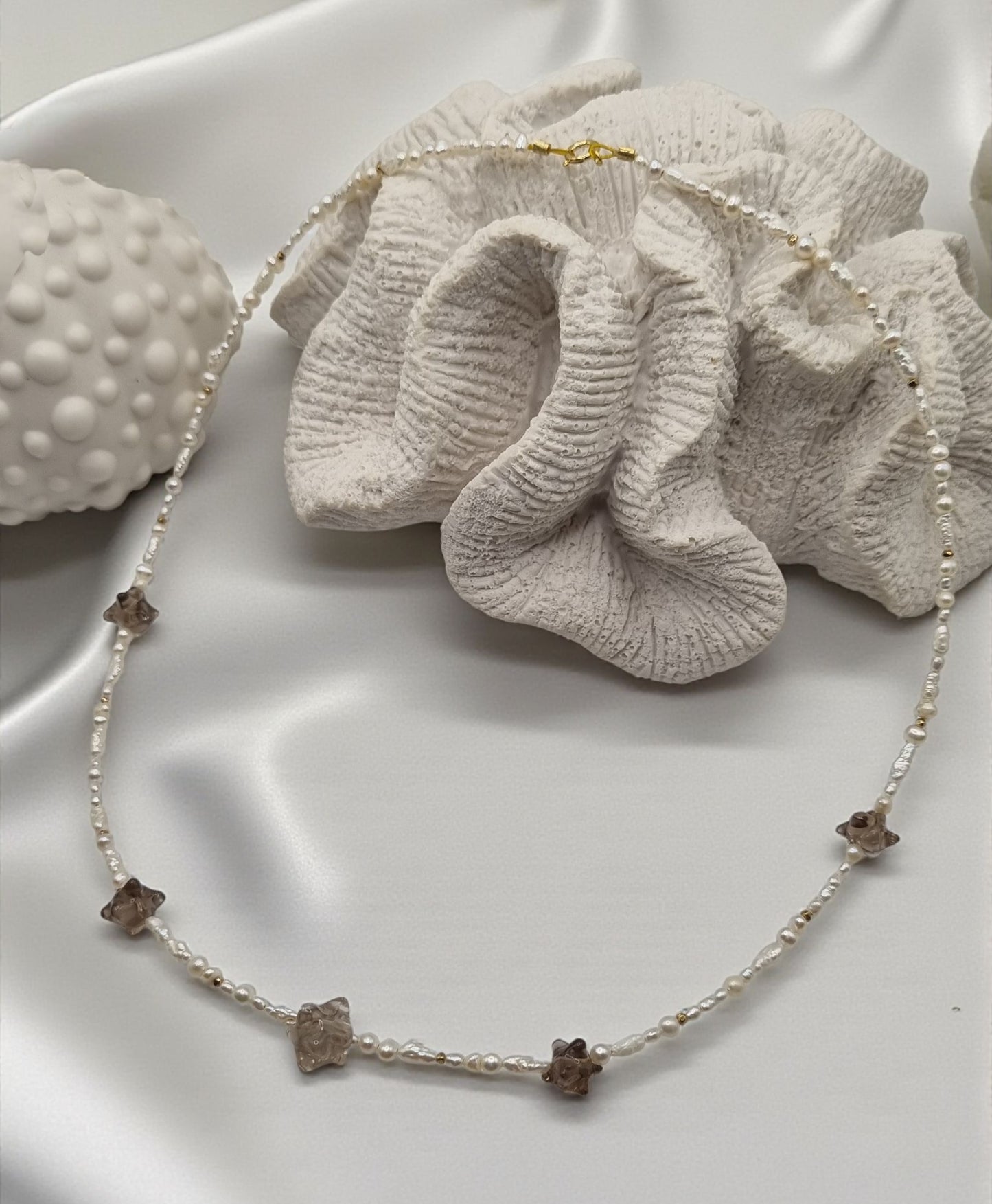 Kette aus echten Süßwasserperlen und echtem Rauchquarz in außergewöhnlicher Form 925 Sterling Silber vergoldet