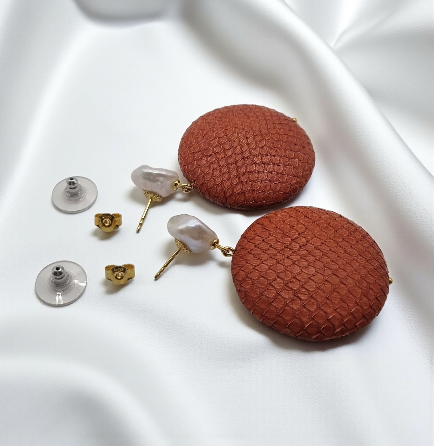 Ohrringe aus Leder mit echten Süßwasserperlen Keshi in 925 Sterling Silber vergoldet